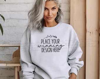 Gildan 18000 Ash Sweatshirt Mockup: stile da donna senior (download JPG)