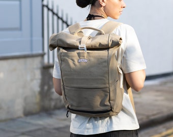 Roll-Top-Rucksack. Reisetasche aus gewachstem Baumwoll-Canvas. Schultasche mit Laptoptasche. Nachhaltiger Pendler-Rucksack. Elegante Minimal Rolltop Tasche.