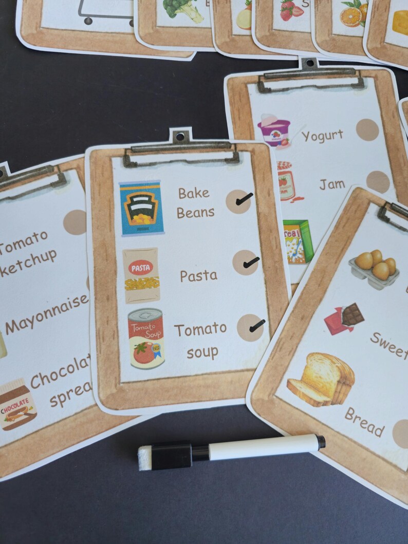Puede incluir: Una lista de verificaci&oacute;n con un marco de madera marr&oacute;n y un fondo blanco. La lista de verificaci&oacute;n incluye art&iacute;culos como frijoles horneados, pasta, sopa de tomate, yogur, mermelada, dulces, pan, salsa de tomate, mayonesa y crema de chocolate. Los art&iacute;culos est&aacute;n marcados con un marcador negro.