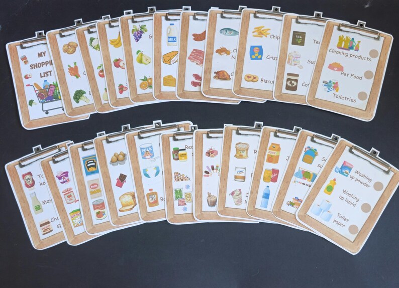 Puede incluir: Un conjunto de 20 tarjetas de lista de verificaci&oacute;n coloridas con im&aacute;genes de varios art&iacute;culos de comestibles y productos para el hogar. Las tarjetas est&aacute;n etiquetadas con los nombres de los art&iacute;culos, como "Leche", "Patatas fritas", "Productos de limpieza" y "Art&iacute;culos de tocador".