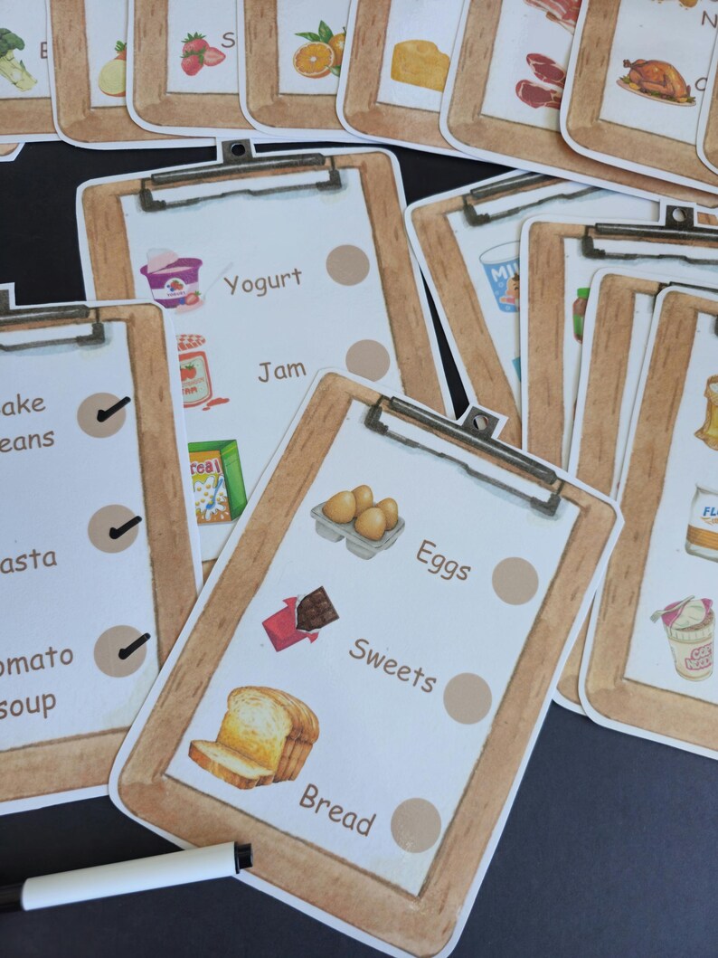 Puede incluir: Un conjunto de tarjetas de memoria coloridas con im&aacute;genes de varios alimentos, incluyendo huevos, pan, yogur, mermelada y dulces. Cada tarjeta tiene una lista de verificaci&oacute;n con un c&iacute;rculo al lado del nombre del alimento.