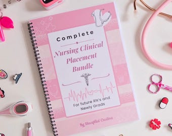 Puede incluir: Un cuaderno en espiral rosa y blanco titulado "Complete Nursing Clinical Placement Bundle" con accesorios de temática médica. El cuaderno incluye texto para futuros enfermeros y recién graduados. Otros artículos incluyen un estetoscopio, un bolígrafo y un oxímetro de pulso.