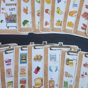 Puede incluir: Un conjunto de tarjetas de memoria coloridas con im&aacute;genes de varios art&iacute;culos de comestibles, que incluyen leche, pasta, cereales, huevos, pan, comida para beb&eacute;s y m&aacute;s. Las tarjetas de memoria est&aacute;n dise&ntilde;adas para que los ni&ntilde;os aprendan sobre diferentes alimentos y c&oacute;mo comprar comestibles.