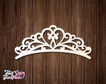 Puede incluir: Corona blanca intrincada con un centro en forma de corazón, perfecta para manualidades y decoración.