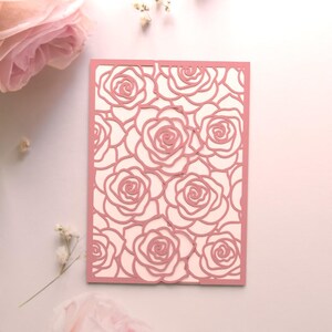 Invito pieghevole a cancello in formato SVG con motivo a rose / Modello per biglietto di nozze tagliato al laser 5x7 / Silhouette Cameo per Cricut / Invito a nozze floreale in formato DXF PDF