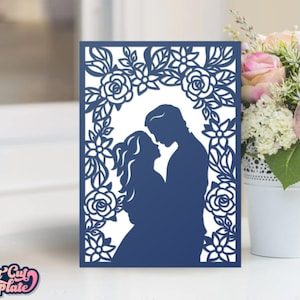 Bruiloft of jubileumkaart met de bruid en bruidegom en bloemen, vouwkaart Bruiloft uitnodiging SVG 5x7, sjabloon Cricut Cameo Lasercut.