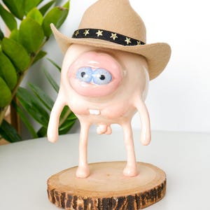 Skurrile Tonfigur, schräge Kunstfigur, niedlich-hässliche Cowboy-Monster-Statue, lustige surreale Pop-Art-Dekoration, einzigartiges handgefertigtes Schreibtischgeschenk