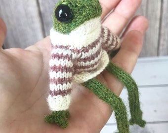 Grenouille tricotée en pull rayé grenouille jouet TikTok grenouille et crapaud crochet grenouille poupée dans des vêtements mobiles vert peluche tricot grenouille