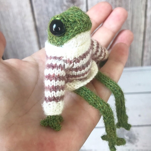 Knitted frog in striped sweater froggy toy TikTok frog and toad crochet frog doll in clothes movable green plush knitting frog