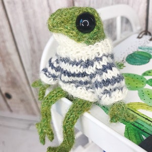 Rana de punto con suéter a rayas, rana de ganchillo verde, juguete de rana de TikTok, muñeca con ropa