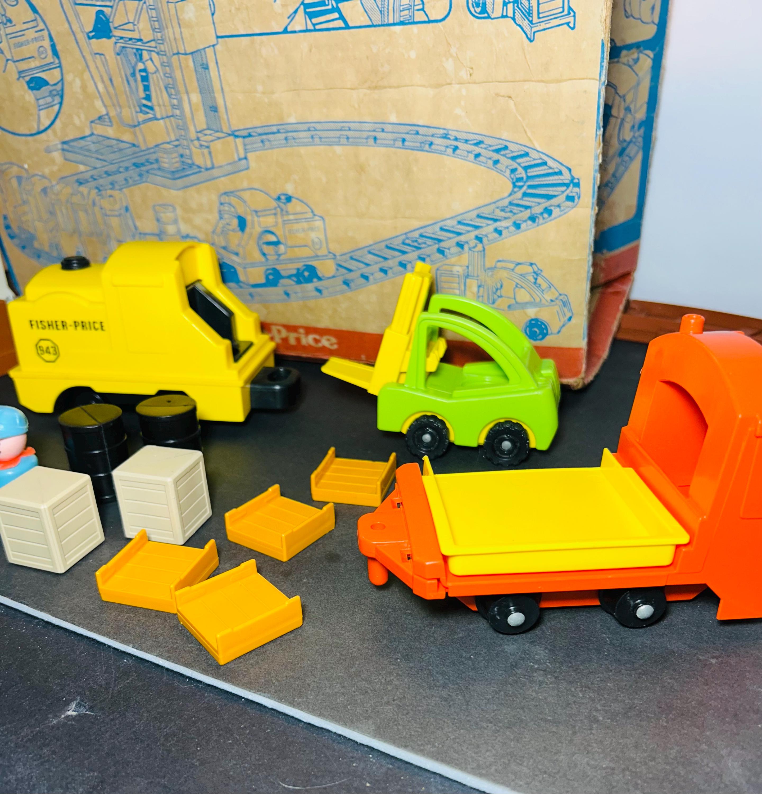 1978 Fisher Price Lift and Load Railroad Little People #943