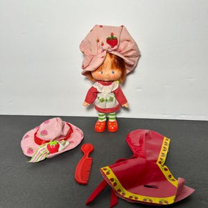 Strawberry Shortcake With Clothing Accessories Brush American Greetings AGC Kenner Doll Flat Hands