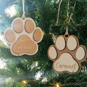 Ornement en bois gravé patte de chat ou chien Décoration à suspendre personnalisable avec prénom Boule de sapin de Noël image 1