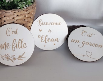 Karte mit der Ankündigung „Geschlecht des Babys – es ist ein Mädchen – es ist ein Junge“ und „Willkommen“ mit Vornamen – Karte mit personalisierter Gravur – Babyparty – D10 cm