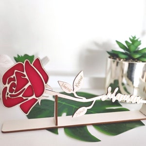 Personalisierte Holzrose mit Ständer - Einzigartiges Geschenk für Nanny, Oma, Valentinstag, Großmütter/Mütter, bis zu 8 Vornamen + gravierbarer Stiel