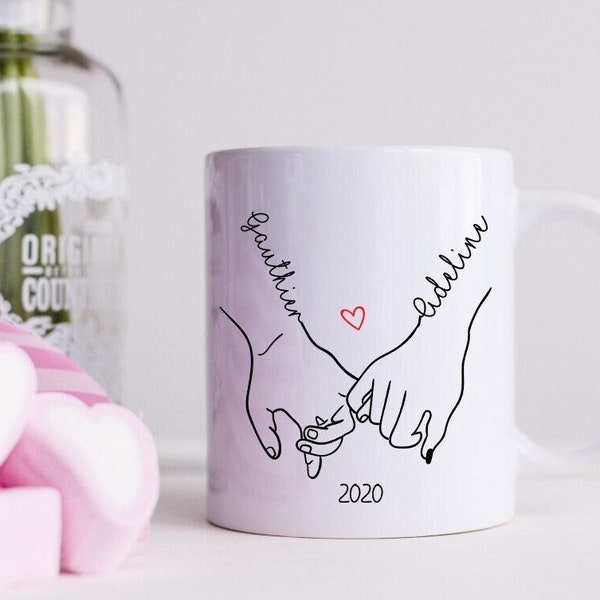 Mug Saint Valentin à personnaliser avec prénom - Cadeau St Valentin - Mariage - Fiançailles - Couple main dans la main - Amour