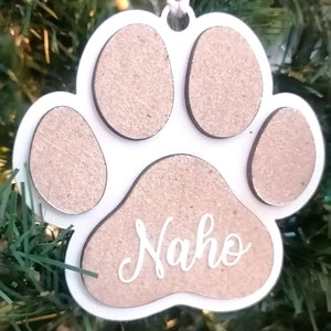 Ornement en bois gravé patte de chat ou chien Décoration à suspendre personnalisable avec prénom Boule de sapin de Noël image 2