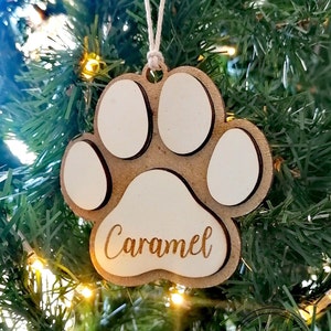 Ornement en bois gravé patte de chat ou chien Décoration à suspendre personnalisable avec prénom Boule de sapin de Noël image 3