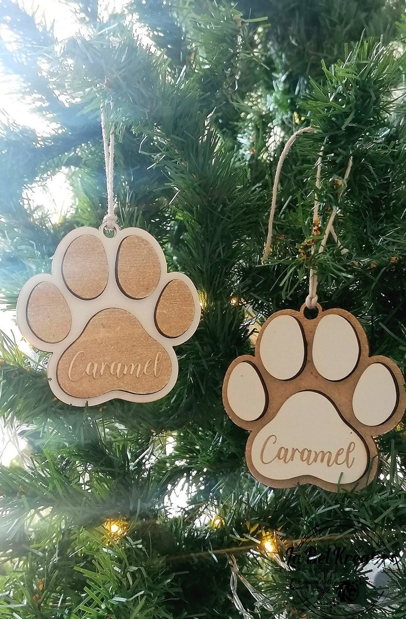 Ornement en bois gravé patte de chat ou chien Décoration à suspendre personnalisable avec prénom Boule de sapin de Noël image 1