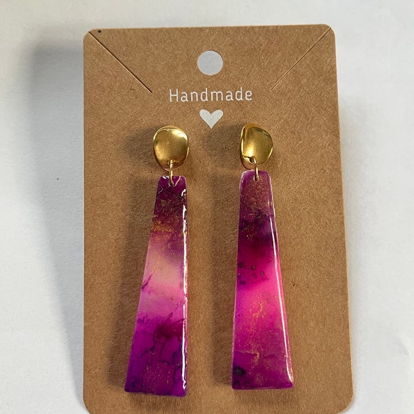 Belles boucles d’oreille trapèze, tons rose et violet -  Pretty marbled  pinks and purples trapeze shaped earrings.