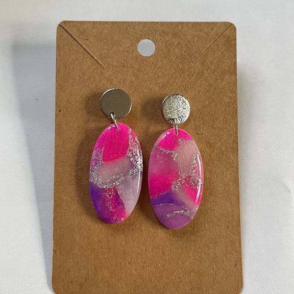 Belles boucles d’oreille ovales, effet marbre, rose et violet -  Pretty marbled  pinks and purples oval shaped earrings.