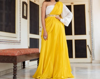 Sari indooccidentale in georgette gialla: Sari con volant per la cerimonia Haldi e cintura decorata.