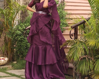Sari violet en organza à volants : tenue de mariage indienne contemporaine