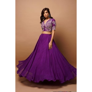 Paarse lehengaset van organza: handwerkblouse met V-spiegel, ronde lehenga