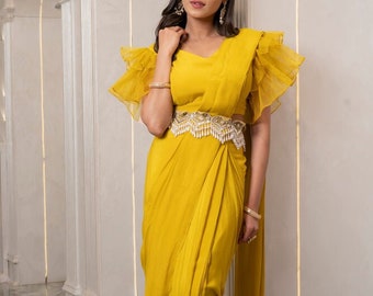 Sari amarillo de crepé con blusa con volantes: atuendo para fiestas de boda.