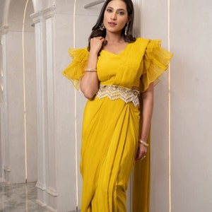 Gelber Crepe Saree mit Rüschenbluse : Hochzeitsfeier tragen