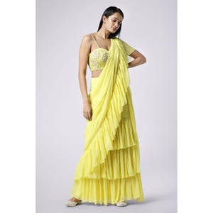 Gelb Georgette Rüschen Saree: Handarbeit Bluse, Pre-Draped Style