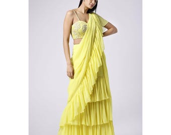 Sari amarillo de georgette con volantes: blusa bordada a mano, estilo predrapeado.