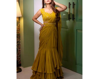 Sari amarillo predrapeado con volantes: blusa y cinturón bordados con flores.