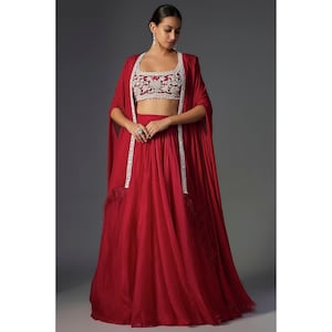 Designerska czerwona lehenga z organzy i ręcznie haftowany żakiet z ręcznie haftowaną bluzką z organzy, idealne na wesela, uroczystości i wieczorne przyjęcia.