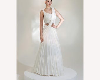 Etéreo y atemporal, este conjunto de lehenga saree blanco encarna el lujo discreto.