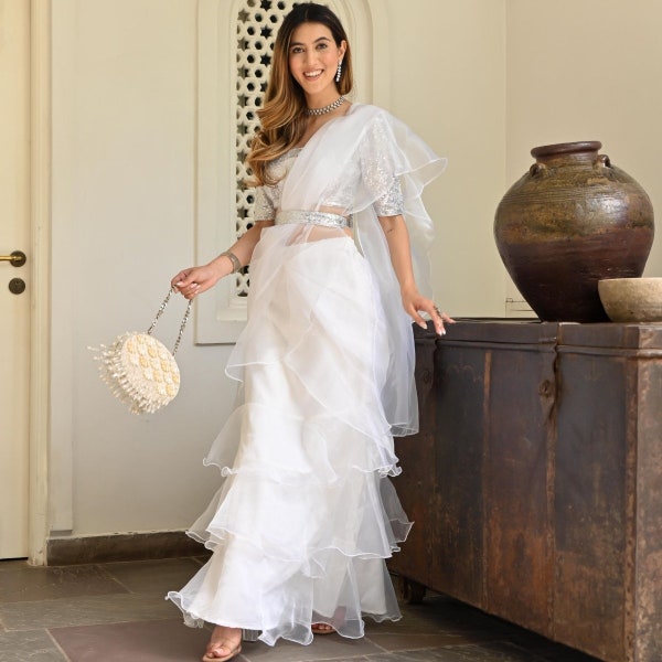 Designer Entwerfen speziell Hochzeit Indo-Western-Outfits für Frauen bereit, weißen Rüschen Saree für Hochzeitsempfang Cocktail-Kleidung zu tragen