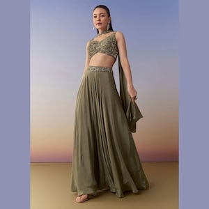 Modernt olivgrönt Lehenga Choli-set – Handbroderat indiskt etniskt designerklädesplagg för bröllop.