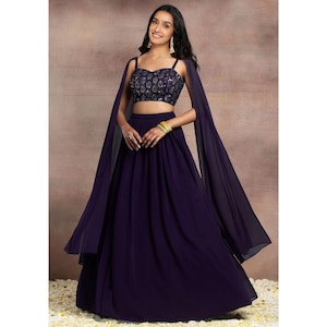 Handgeborduurde paarse lehenga-set met blouse met capemouwen