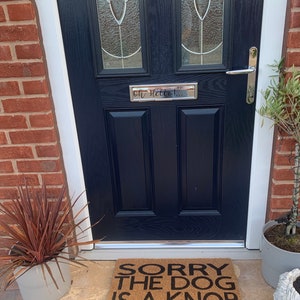 Dog is a Knob personalised door mat. No silhouette just the writing. Hand painted. Makes the perfect funny present bild 4