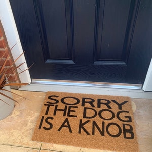 Dog is a Knob personalised door mat. No silhouette just the writing. Hand painted. Makes the perfect funny present bild 3