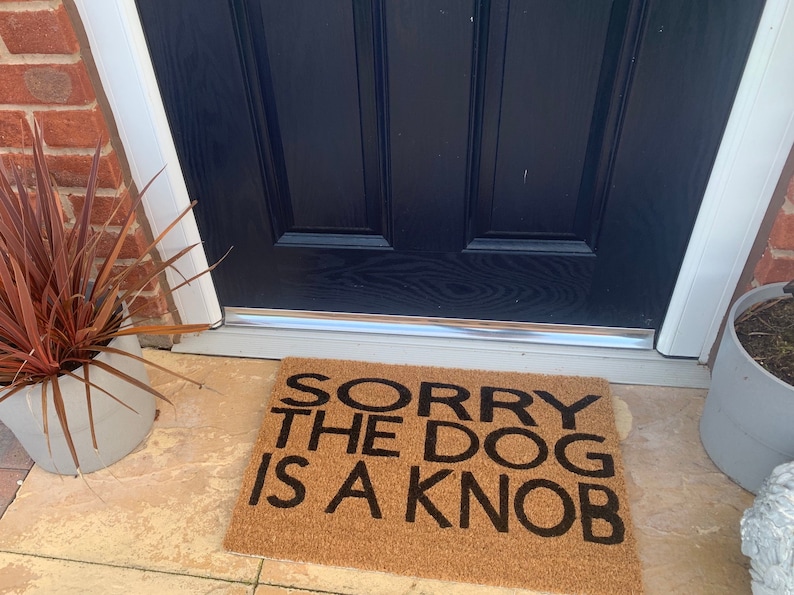 Dog is a Knob personalised door mat. No silhouette just the writing. Hand painted. Makes the perfect funny present bild 3