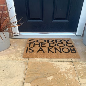 Dog is a Knob personalised door mat. No silhouette just the writing. Hand painted. Makes the perfect funny present bild 2