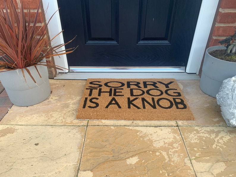 Dog is a Knob personalised door mat. No silhouette just the writing. Hand painted. Makes the perfect funny present bild 2