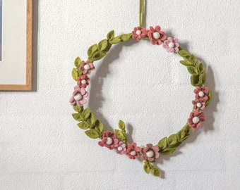 Felt door wreath | natural wreath with green leaves and pink flowers | Scandinavian decoration | reusable | 28cm | 100% wool
