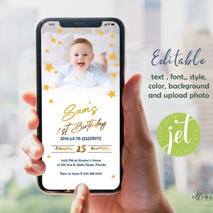 Puede incluir: Una invitación digital para el primer cumpleaños de un bebé. La invitación presenta una foto de un bebé, un patrón de estrellas doradas y el texto "Sam's 1st Birthday". La invitación también incluye la fecha, la hora y la ubicación de la fiesta.