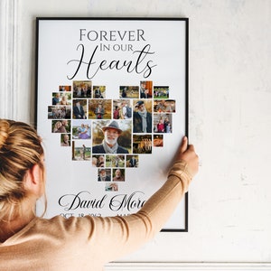 Pu&ograve; includere: Una stampa commemorativa incorniciata con un collage di foto a forma di cuore. Le parole "Forever in our Hearts" sono in alto, con il nome e le date sottostanti. La stampa &egrave; in una cornice nera.