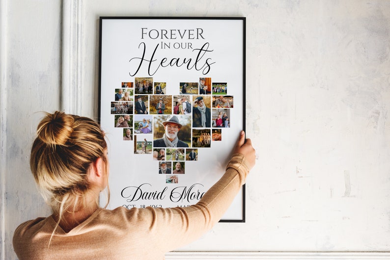 Pu&ograve; includere: Una stampa commemorativa incorniciata con un collage di foto a forma di cuore. Le parole "Forever in our Hearts" sono in alto, con il nome e le date sottostanti. La stampa &egrave; in una cornice nera.
