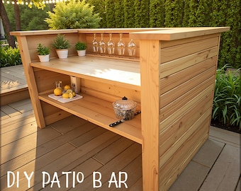Puede incluir: Una barra de bar exterior de madera de color marrón claro con dos estantes y un soporte para copas de vino. La barra está decorada con pequeñas plantas en macetas, limones y un recipiente de vidrio. El texto "DIY PATIO BAR YOUTSRTH'S" está en la parte inferior.