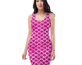Puede incluir: Un vestido rosa sin mangas con un patrón de labios rojos. El vestido es ajustado y tiene un escote redondo.