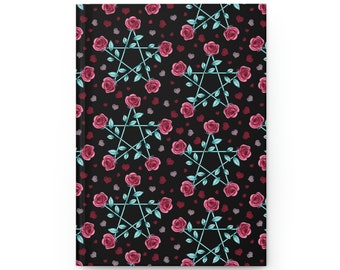 Puede incluir: Un fondo negro con un patrón repetido de rosas rosas y estrellas de cinco puntas de color turquesa. Las rosas están dispuestas en forma de estrella, con sus tallos formando los puntos de la estrella.